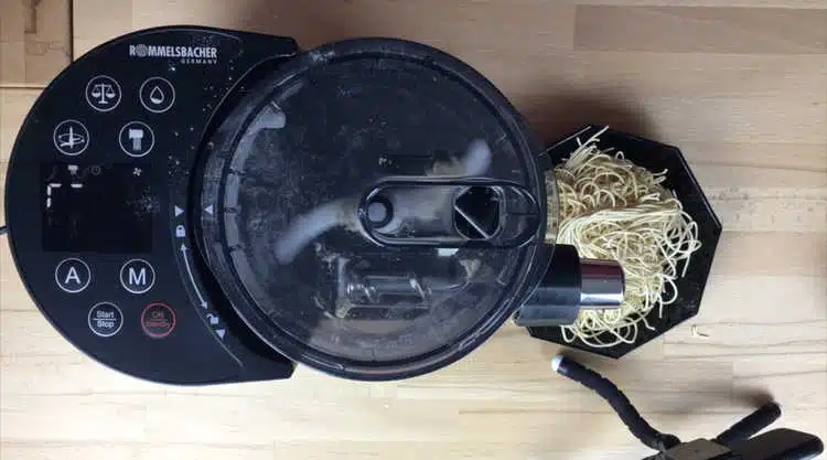 Selbst gemachte Spaghetti mit dem Pastamaker Pastarella von Rommelsbacher