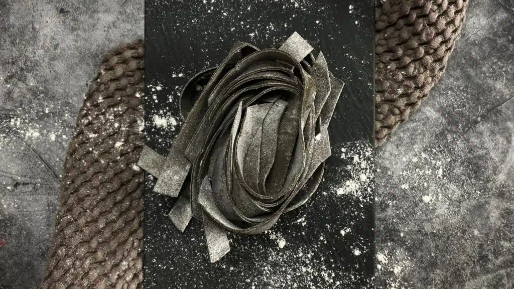 Selbstgemachte Schwarze Pasta mit Sepia-Tinte