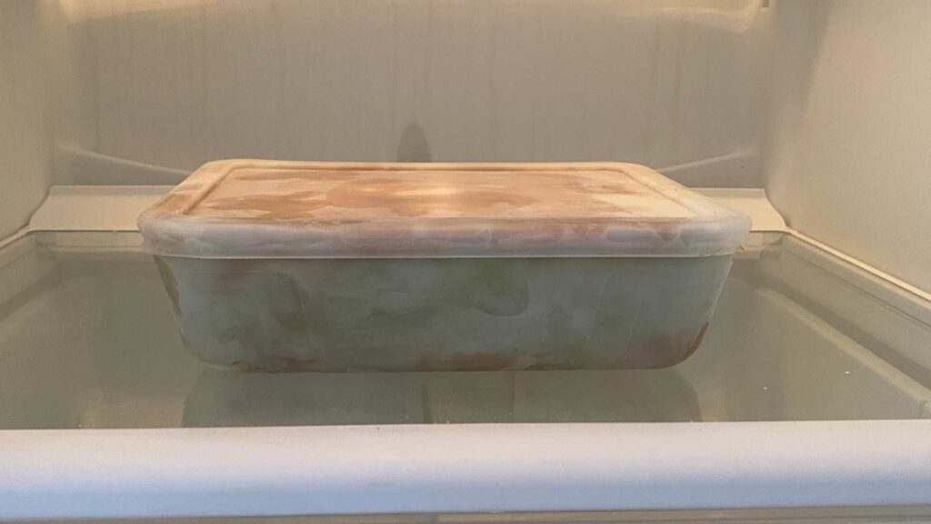 Die Lasagne im Kühlschrank auftauen