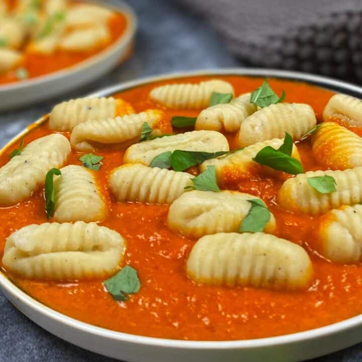 Ricotta-Gnocchi mit Tomatensauce ('Ndunderi)