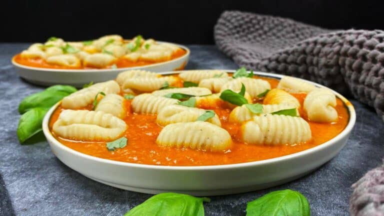 Ricotta Gnocchi mit Tomatensoße