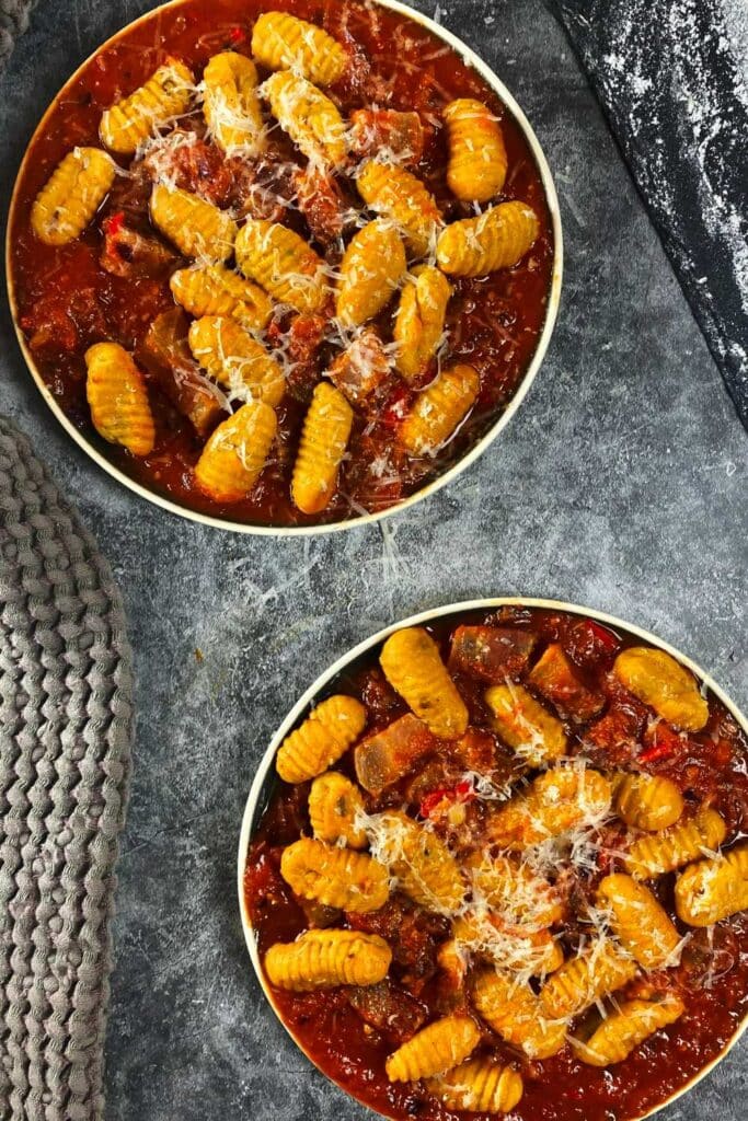 Gnocchi all Amatriciana (mit Tomatensoße, Chili und Speck)